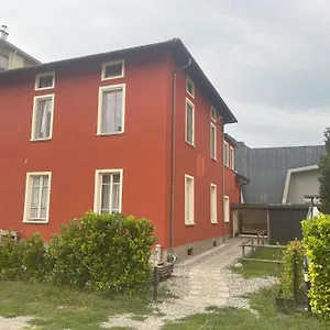 https://red-house-garlate.it-lombardy.com